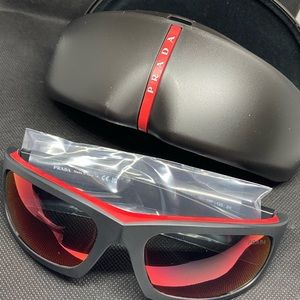 Prada sunglasses i bought them for 400$ selling them for cheap NEVER WORN